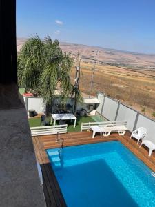 una piscina en la azotea de una casa en המערה הפוריה בפוריה, en Poriyya