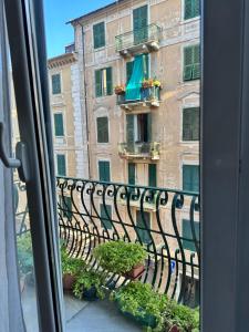 una finestra con vista su un edificio di Alloggio in centro ben servito a Savona