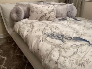 een bed met een witte deken en kussens bij Executive Luxury 2 Bedroom Apartment - With underground parking in Londen