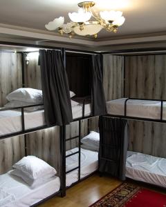 Katil dua tingkat atau katil-katil dua tingkat dalam bilik di Amanat Hostel Bishkek