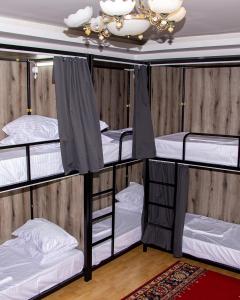 Katil dua tingkat atau katil-katil dua tingkat dalam bilik di Amanat Hostel Bishkek
