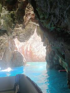 ein Boot in einer Höhle in einem Wasserkörper in der Unterkunft Civico 7 in Bacu Abis