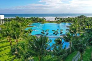 - une vue aérienne sur un complexe avec des palmiers et l'océan dans l'établissement Sea view at The Arena Cam Ranh resort, Bai Dai beach, near airport Nha Trang, Khanh Hoa, à Thôn Hòa Ða