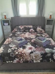 Un dormitorio con una cama con flores. en Private room ensuite with private balcony, en Chiclana de la Frontera