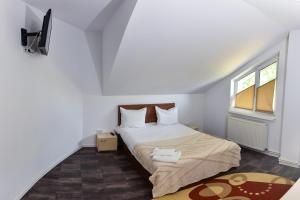 ヤシにあるAparthotel Metropolの小さなベッドルーム(ベッド1台、窓付)