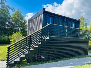 uma escada que leva a um edifício azul em Studio house with sea view in Stockholm em Tyresö