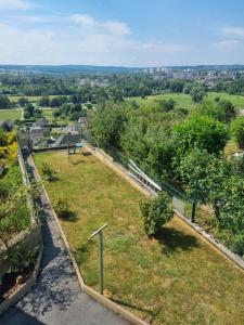 - une vue depuis le sommet d'une colline avec un parc dans l'établissement Le Haut du Theux - Gîte de vacances, à Charleville-Mézières