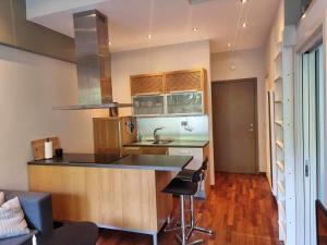 una cocina con fregadero y encimera en Kjekk urban leilighet, en Stavanger