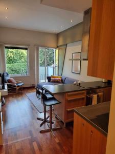 uma cozinha com mesa e cadeiras num quarto em Kjekk urban leilighet em Stavanger