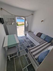 Galería fotográfica de Beautiful seaside house on the beach en Platis Yialos Sifnos