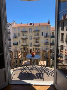 Spacieux logement bourgeois, lumineux et central