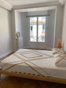 Spacieux logement bourgeois, lumineux et central