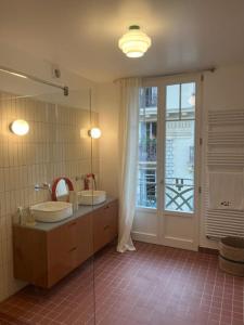 Spacieux logement bourgeois, lumineux et central
