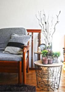 ein Wohnzimmer mit einem Sofa und einem Tisch mit Topfpflanzen in der Unterkunft Casa Azul d'Altamira in Viana do Castelo