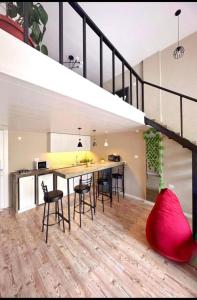 - une cuisine et une salle à manger avec une table et des chaises dans l'établissement Duplex guest house in Batroun, à Batroun