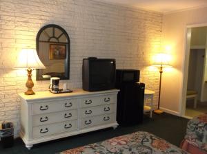 TV a/nebo společenská místnost v ubytování Azalea Inn & Suites