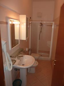 y baño con lavabo, aseo y ducha. en Beaurivage, en San Benedetto del Tronto