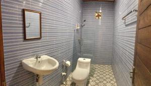 ペニダ島にあるDESILA Beach Houseの洗面台とトイレ付きのバスルーム +42枚の写真