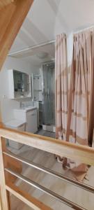 Cuisine ou kitchenette dans l'établissement Maison de bourg
