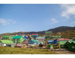 Hill Home Stay, Baichung في Nātang: مجموعة من المنازل الملونة على تلة
