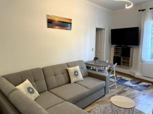 a living room with a couch and a table at Deauville: superbe appartement in Deauville