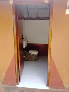 Habitación con baño pequeño con aseo. en Sahana Retreat, en Buttala