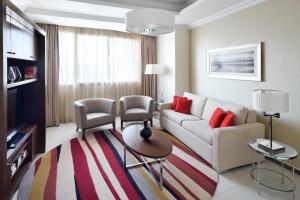 Marriott Executive Apartments Riyadh, Convention Center في الرياض: غرفة معيشة مع أريكة وطاولة