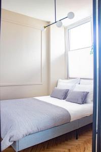 Un pat sau paturi într-o cameră la Central Apartment with Balcony and Views, Old Town, metro