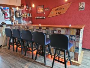 un bar avec cinq chaises assises à un comptoir dans l'établissement Villa Althaus, à Medebach