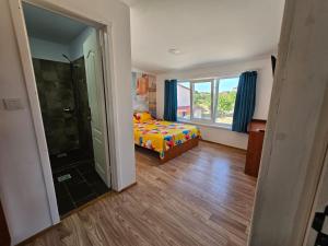 a bedroom with a bed and a shower and a window at Traflor Termhouse in Venus