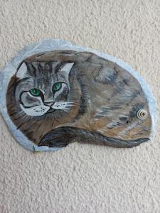 une peinture d'un chat dans un sac en plastique dans l'établissement JMC12, à Onet le Château