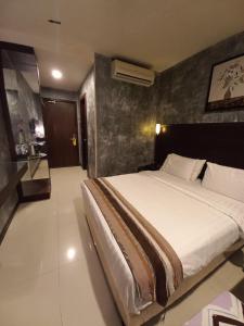 a bedroom with a large bed in a room at GM Hotel in Changlun