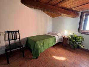 - une chambre avec un lit, une chaise et une fenêtre dans l'établissement Agriturismo Difesa del Monte, à Grisolia