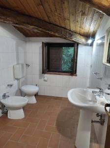La salle de bains est pourvue de 2 lavabos et de 2 toilettes. dans l'établissement Agriturismo Difesa del Monte, à Grisolia