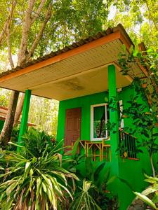 ein grünes Haus mit einem Dach in der Unterkunft Lanta Maikeaw Bungalow in Ko Lanta