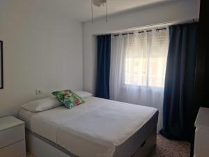 Tempat tidur dalam kamar di Apartamento Mar y Arena