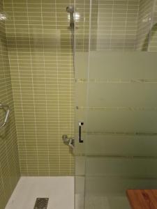 a shower with a glass door in a bathroom at Apartamento Mar y Arena in Cullera