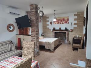 ein Wohnzimmer mit einem Bett und einem Kamin in der Unterkunft Sofia in Castro di Lecce