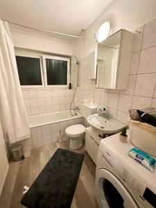 y baño con lavabo, aseo y lavadora. en 4-6 Personen Wohnung in Zentrum Köln, en Colonia