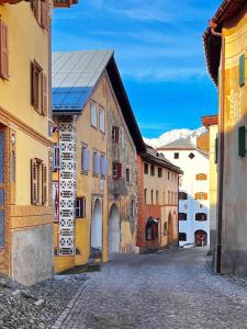 an alley in an old town with buildings at Ein Kraftort und architektonisches Juwel in Ardez