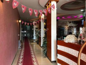 a hallway with pink walls and a red carpet at رسلين للشقق المخدومة in Hail