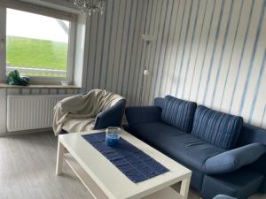 Ein Sitzbereich in der Unterkunft Wattnest - Ferienwohnung direkt in erster Meereslinie am Deich