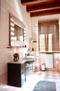 een badkamer met een wastafel en een aanrecht in een kamer bij B&B Acquagrossa in San Martino Buon Albergo