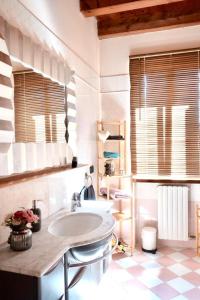 een badkamer met een wastafel en een aanrecht met een raam bij B&B Acquagrossa in San Martino Buon Albergo