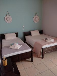 two beds in a room with two beds sidx sidx sidx at IthakiHouse II in Vathi +48 photos