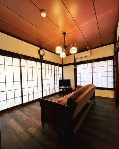 藤沢市にある水龍Suiryuのソファとテレビ付きの広い客室です。