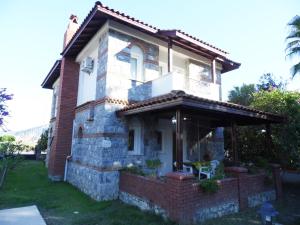 ダルヤンにあるVilla Fulyaの小さなレンガ造りの家で、バルコニーが付いています。