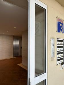 una entrada a un edificio con una puerta de cristal en Apartamento Albufeira,4 pessoas, com wi-fi e a 15m a pé da praia, en Albufeira