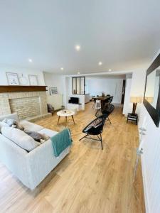 ein Wohnzimmer mit Sofa und Tisch in der Unterkunft Maison à Petit Fort Philippe .1mn de la plage in Gravelines