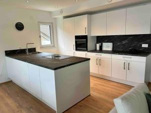 Kuchyň nebo kuchyňský kout v ubytování Ferienwohnung in Neubau